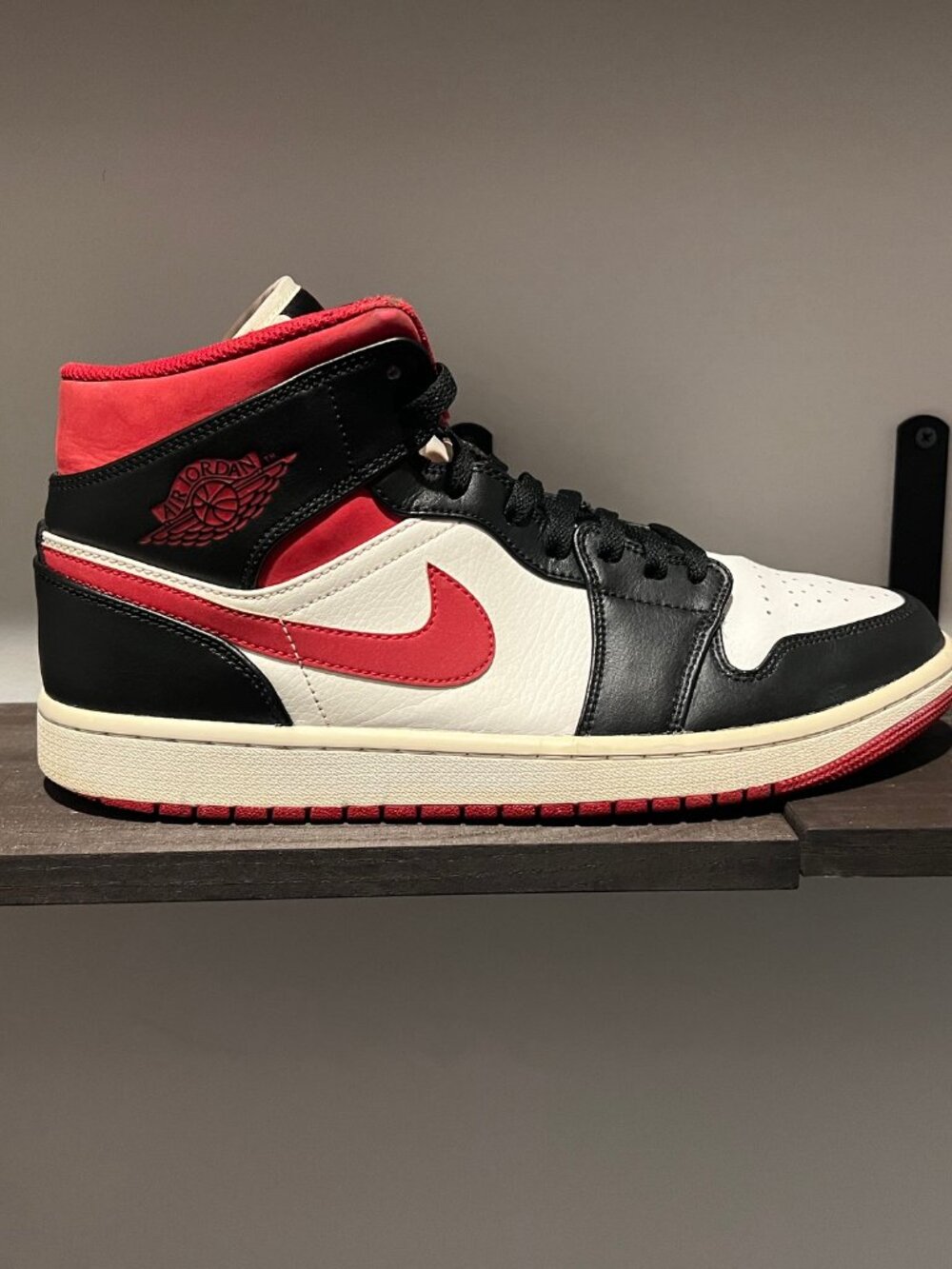 Air Jordan 1 Mid Black Gym red and white 100% authentic - Picture 3 of 14